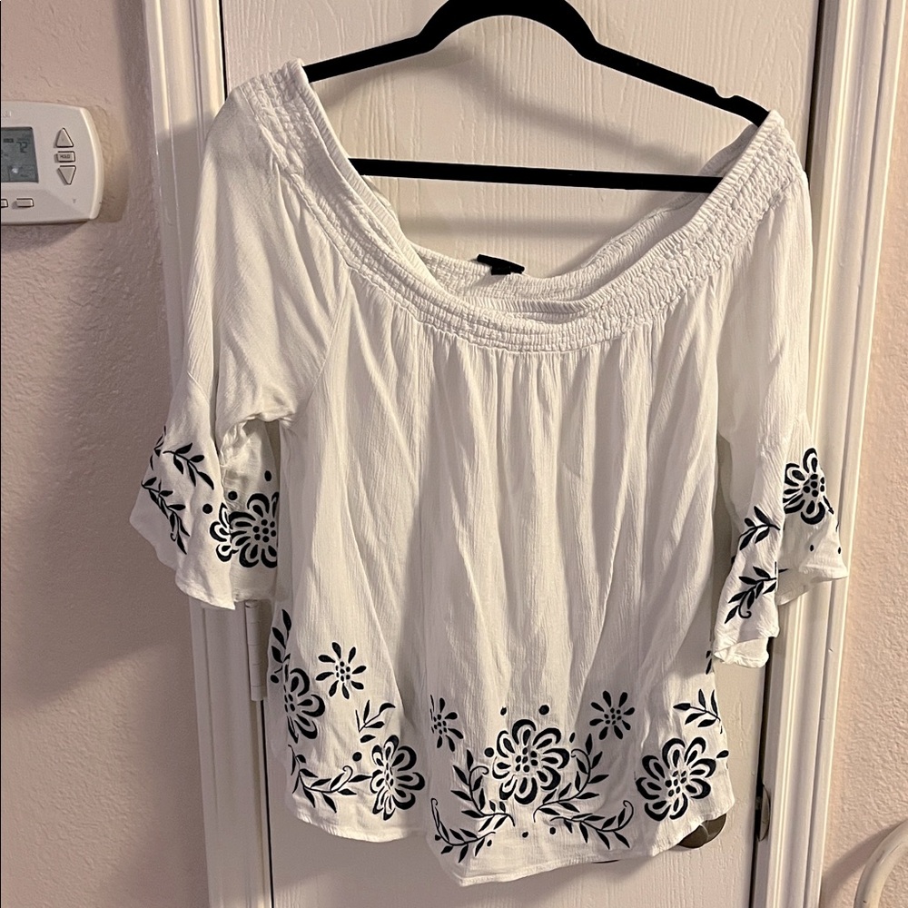Torrid white flowy embroidered off-shoulder bell half sleeve top.  Sz 00 / L
